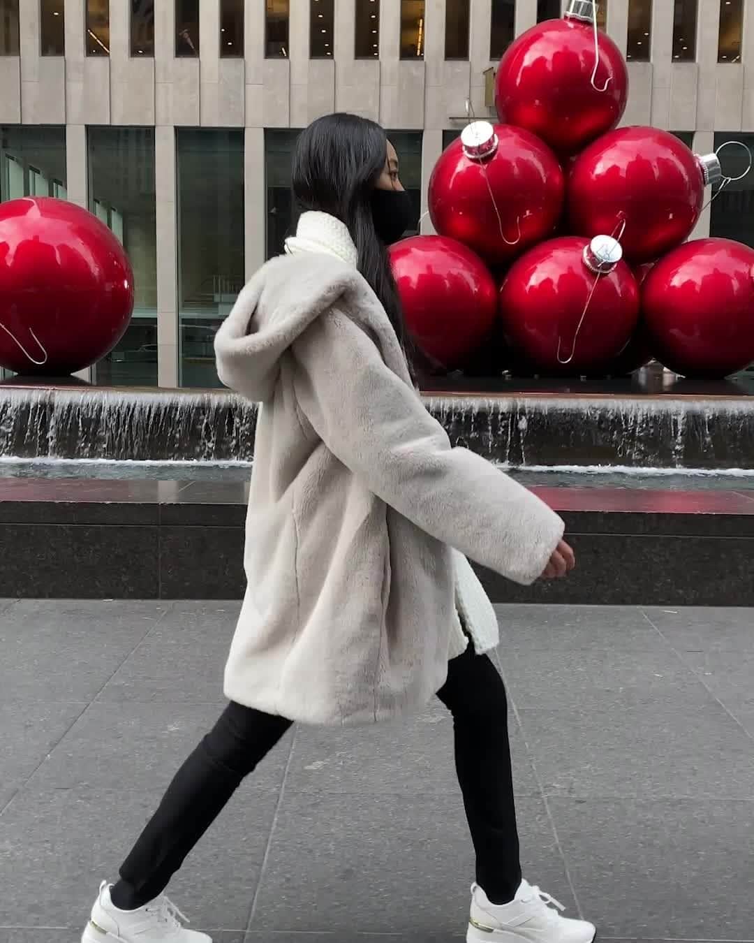 DKNYのインスタグラム：「Rounding up our favorite New York winter spots. #DKNYSTATEOFMIND」