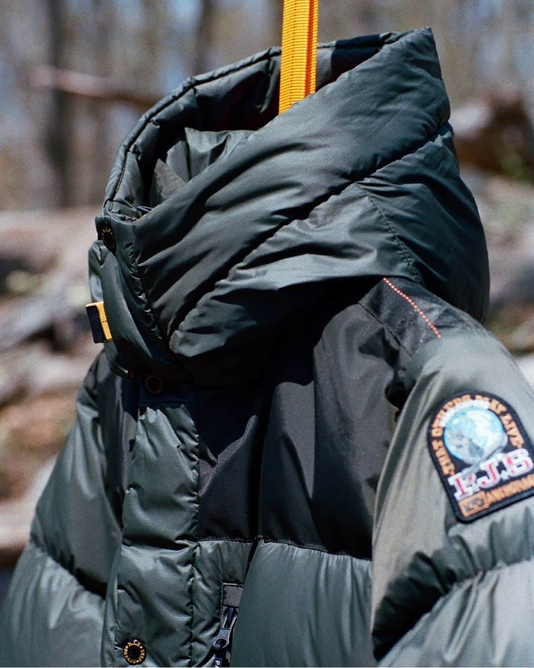 のインスタグラム：「Seiji Jacket  Endurance family Down-filled jacket Adjustable hood 20 den cordura ripstop Laminated nylon oxford elbow details  Double-entry flap pockets Zippered chest pocket Two inner pockets Drawstring bottom Ribbed cuffs Two-way front zipper Buttom up storm flap Elastic strap neck closure PJS patch  #ForYourJourney  #FallWinter2020 #FallWinterCollection #Catskills #ForYourJourney #MenCollection #NewCollection #PJS #PJSFriends #Parajumpers #Outerwear #FW2020 #FW20 #NaturalLandscape #Adventure #Inspiring #BeBold #Curious #Brave #TheJourney #TheDestination #EnduranceFamily #SeijiJacket #CorduraFabric #Jacket #Winterwear」