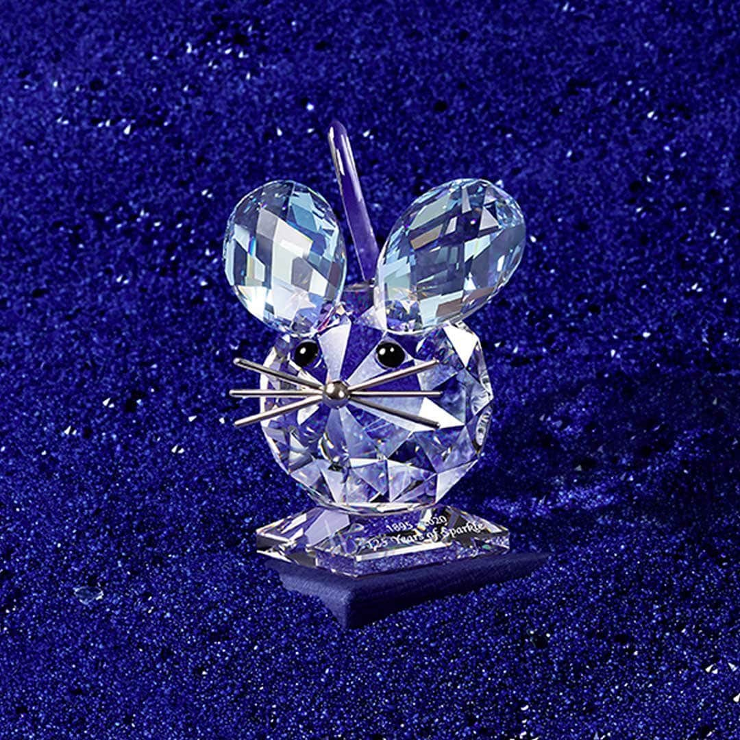 SWAROVSKIさんのインスタグラム写真 - (SWAROVSKIInstagram)「Be original with a twist: celebrate 125 years of crystal creations with Swarovski's Anniversary mouse. #Swarovski125years」12月19日 2時01分 - swarovski