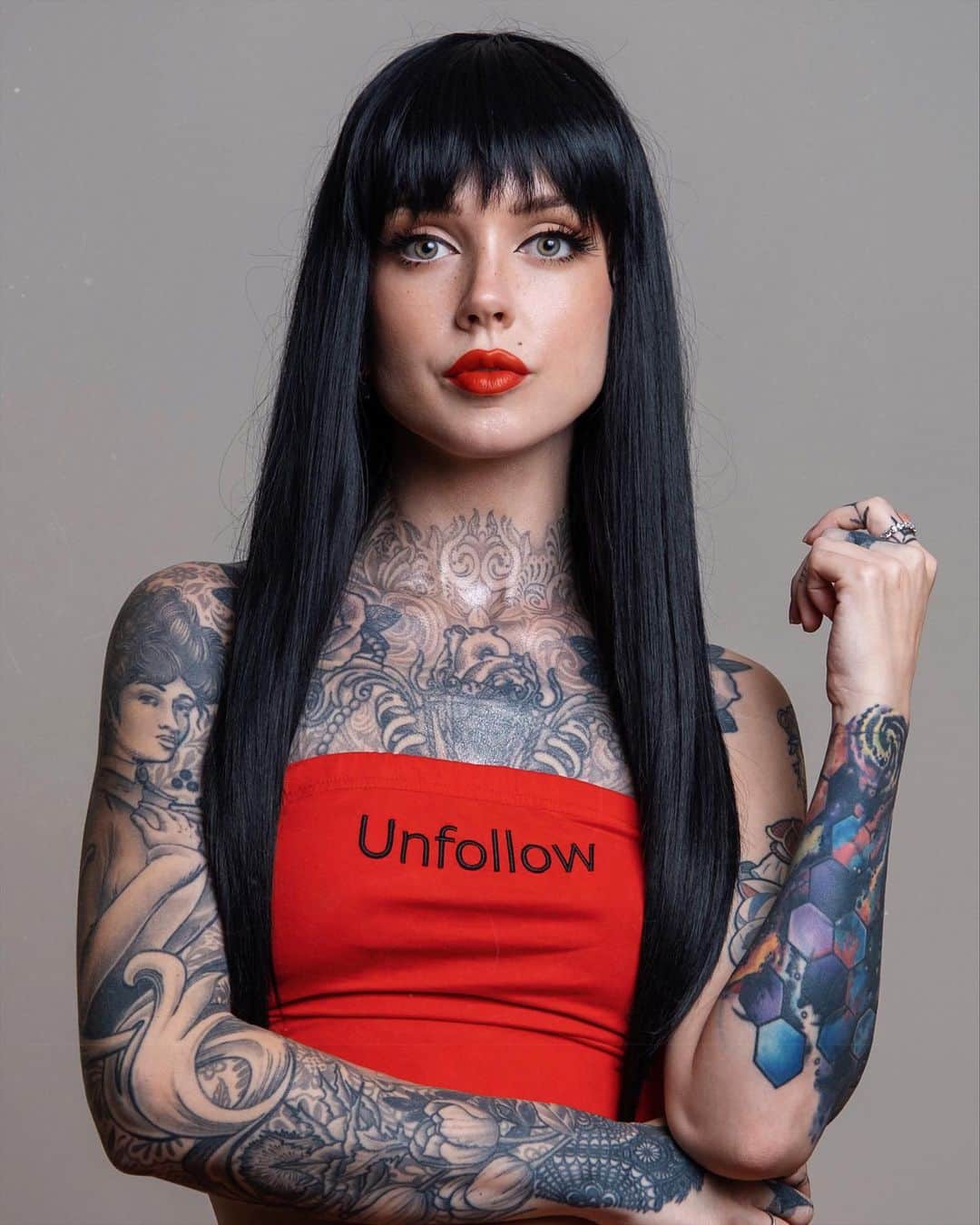 サラ・Xのインスタグラム：「Yes, I made a silly viral video six years ago and yes, I used to have breast implants, which I removed in 2016. Yes I used to produce content that was much more racy than the makeup looks I post now and yes, I did at one point manage to monetize a MICROSCOPIC portion - POINT ONE SIX percent (.16%) at the height of my “career” - of this mostly male audience I accidentally grew going viral. I managed to make a middle class living selling mostly bikini photos, though I did sell art prints in order to fund my #explant, successfully getting men who wanted to see my boobs to pay for me to remove them 🤑 my proudest performance art piece to date. I did not ever enjoy that audience or the attention, a fact that anyone who knew me during this time is aware of, but I did the job as one would do any other unenjoyable job that paid the bills while searching for other employment.   Imagine this, if you will: You did a job you didn’t love. Years later, despite changing as a person in every possible way and doing another job, people continue to tell you that you’ll always be whatever your former job was & you will always owe them. Does that sound unhinged? Because that’s how it sounds to me when people tell me I will forever owe a damn thing to an audience of men I accidentally acquired & then made the best of.  It is now the end of 2020 and I am asking anyone who is not part of the “gals, gays, and theys” club to #unfollowme. I often hear “you owe your male audience everything” but no friend, I do not. In fact, I’ve had to do more work to change my audience than I ever did to grow it. The majority of the guys who remain came from 2016 or before, I don’t think I post content that is relevant or engaging for the majority of them and I am respectfully asking them to please leave - hopeful they’ll do so equally as respectfully.  Cishet men: There are MILLIONS of content creators out there for you to follow who would likely be a better fit for you & your interests, who are not making this request, you are absolutely FREE to follow them! Anyone who throws a fit because I am asking them to unfollow little ol’ me should probably take a deep breath & a break from social media.   xo!」