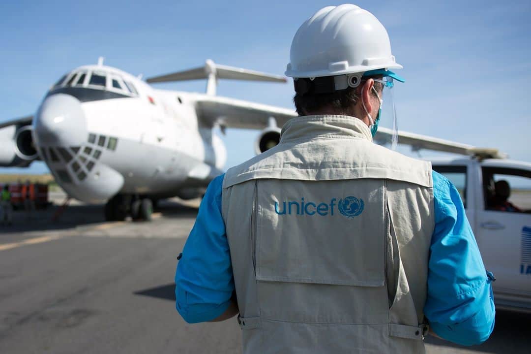 unicefさんのインスタグラム写真 - (unicefInstagram)「UNICEF is preparing to transport up to 850 tonnes of COVID-19 vaccines per month next year. We're determined to deliver these life-changing supplies quickly, safely and fairly to 92 countries throughout the world. It's a mammoth and historic undertaking. The scale of the task is daunting, and the stakes have never been higher, but we are ready to take this on.  © UNICEF/UN0375879/Vera」12月19日 2時05分 - unicef