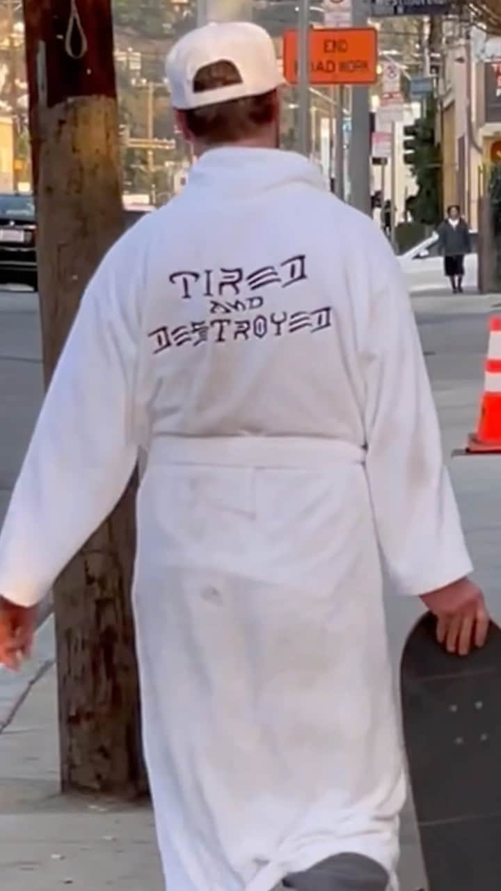 スラッシャーのインスタグラム：「🥱 @builtbybarth 🎬 @ddanplunkett  Product now available at TiredSkateboards.com 🥉🕳」
