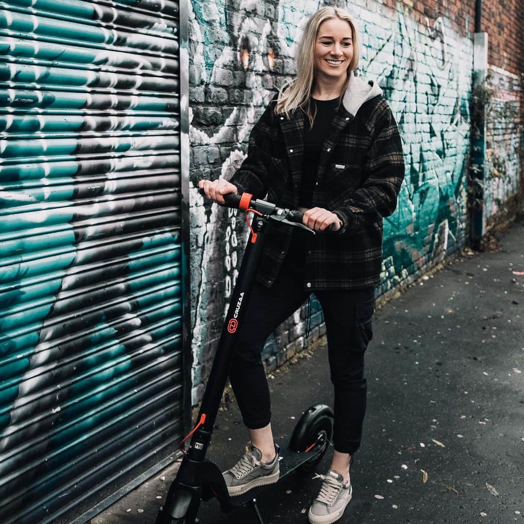 ジェンマ・ボナーのインスタグラム：「Buzzing to have joined the @cruzaa_life family ... Join me in the squad + get yours now using the code GB10 for an extra 10% off the price before Xmas! 🤩🛴 ⠀⠀⠀⠀⠀⠀⠀⠀⠀ www.cruzaa.com ⠀⠀⠀⠀⠀⠀⠀⠀⠀ #cruzaasquad #escooter #Commuta #CommuteInStyle」