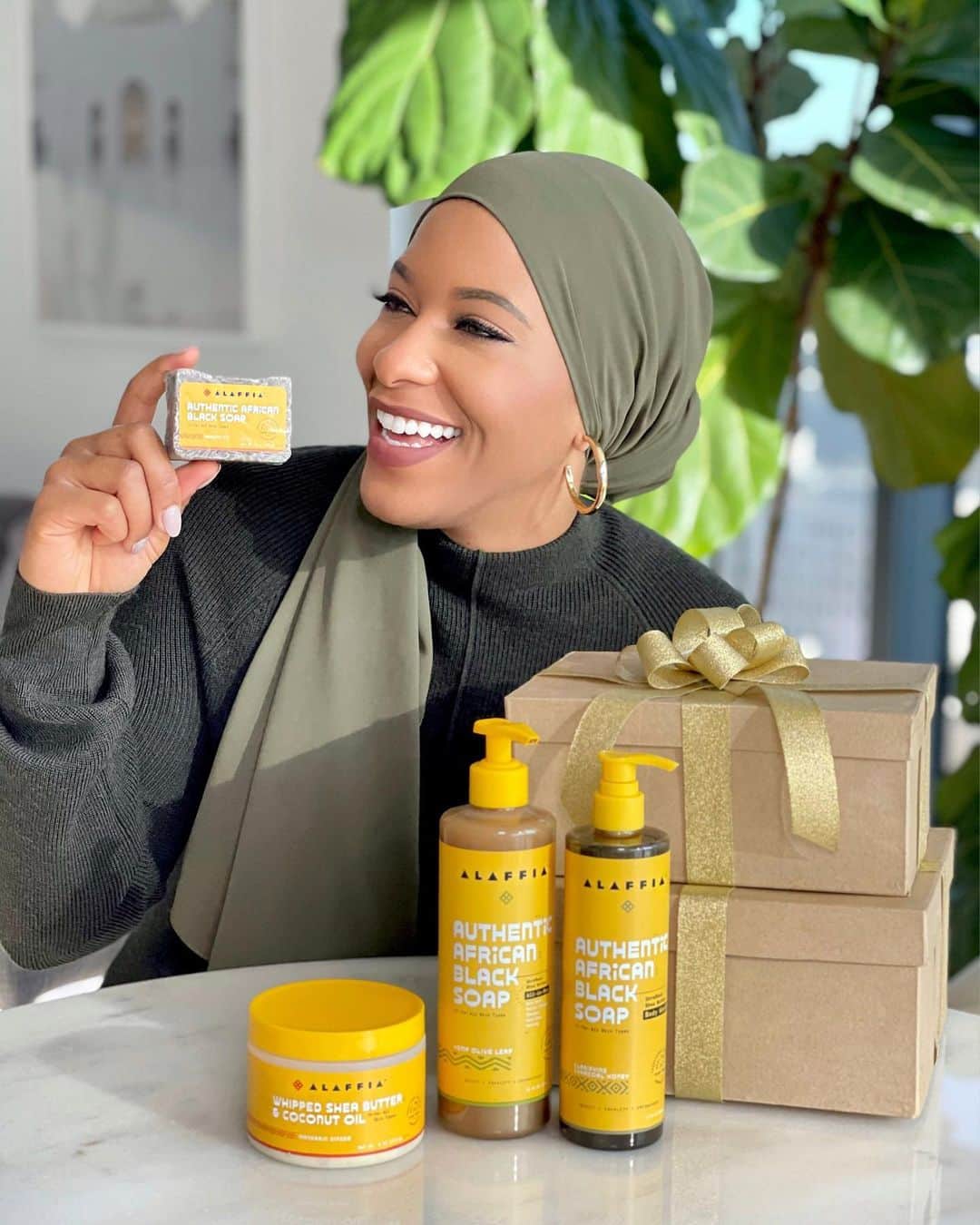 イブテハージ・ムハンマドのインスタグラム：「I’ve teamed up with my fellow @Alaffia ambassadors for a holiday giveaway of our clean and #fairtrade beauty favorites! 🎁 Alaffia’s products are made with indigenous West African ingredients handcrafted by women co-ops members from the Alaffia Village in Togo. Alaffia’s mission is to end generational poverty and gender inequality through its education, maternal health, reforestation and regenerative agriculture empowerment projects.   #AlaffiaVillage #SheaButter」