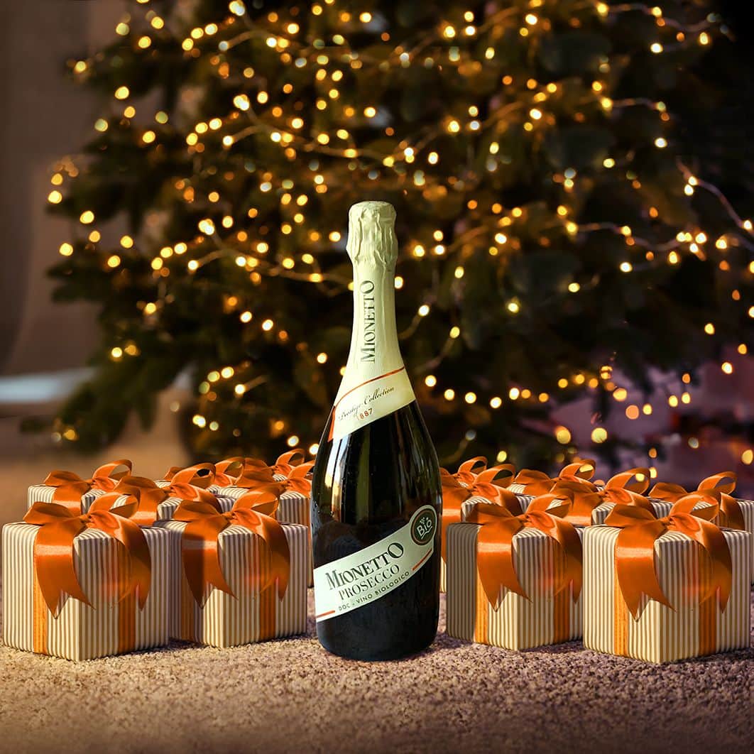 Mionetto Proseccoのインスタグラム：「🎄Natale insieme🎄⁣ Brindiamo insieme a te che hai sviluppato la capacità di scegliere tutti i regali di Natale in 10 minuti secchi... questa volta hai infranto il tuo record personale? ⏱ #mionettoprosecco #mionettoinsieme⁣ Bevi Mionetto responsabilmente」