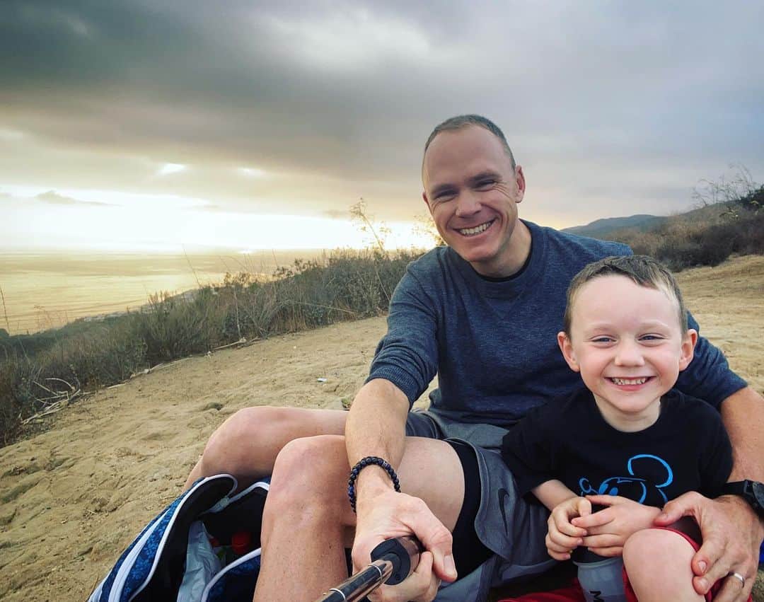 のインスタグラム：「Hiking with the little guy 👨‍👦💙」