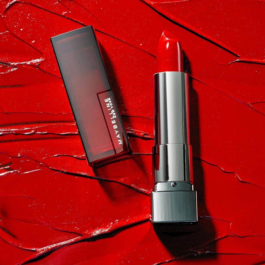 Maybelline New Yorkさんのインスタグラム写真 - (Maybelline New YorkInstagram)「If there’s one thing we’re going to do for the holiday season, it’s rock a bold red lip like this #colorsensational lipstick in ‘wine rush’. 💄Let us know in the comments if you would wear this lippie!」12月19日 2時18分 - maybelline