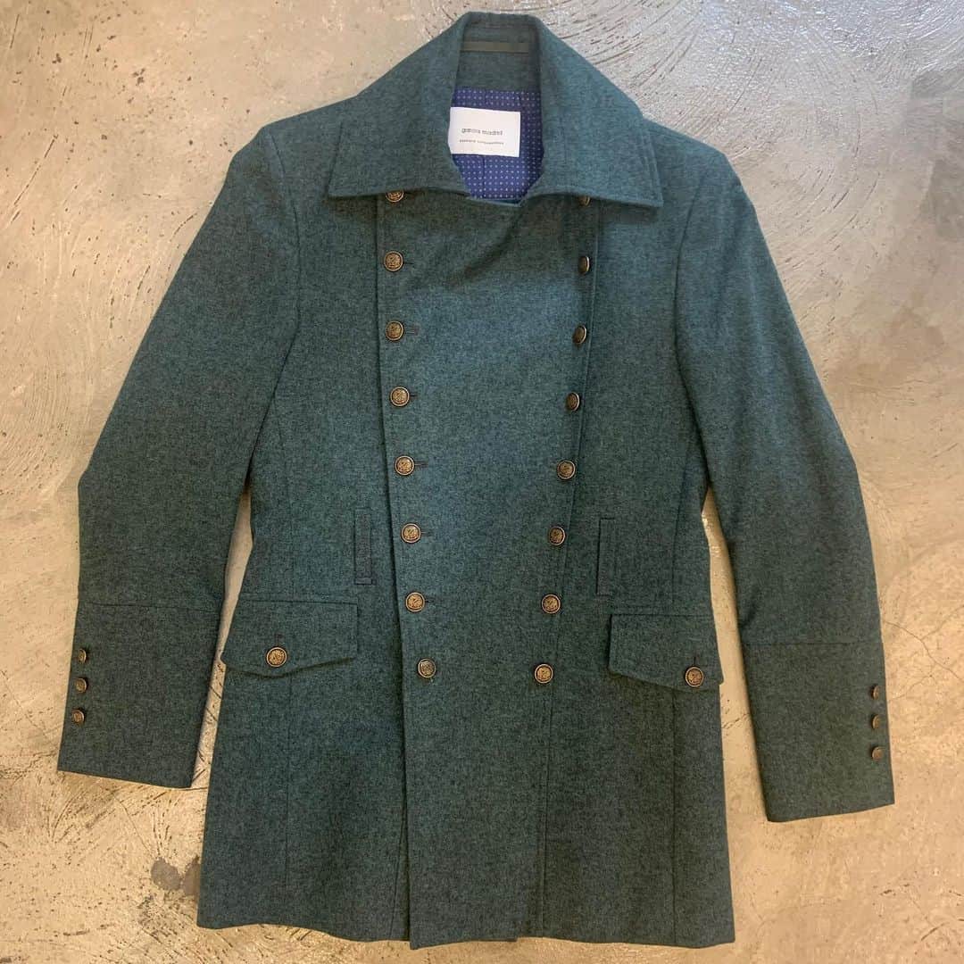 のインスタグラム：「Chaquetón Maltez en algodón súper y abotonadura metálica. Una prenda icónica de nuestra colección. Envíos gratis.」