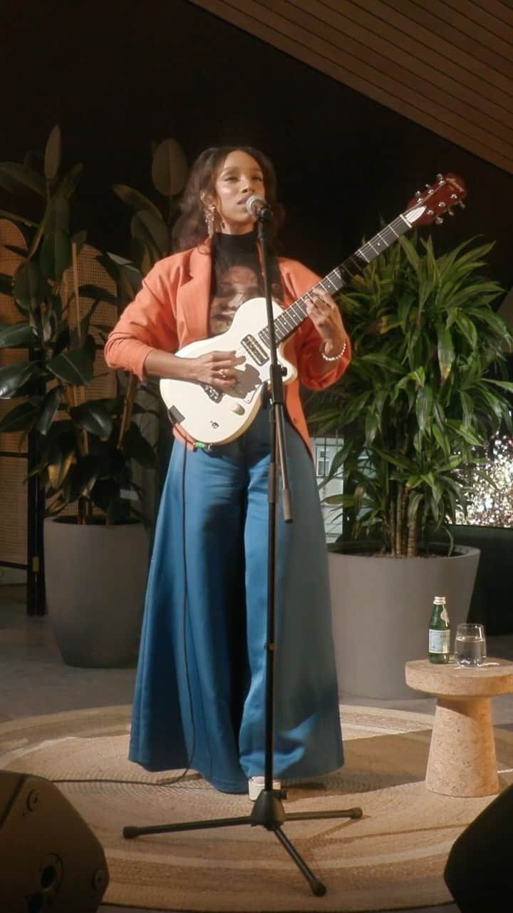 リアン・ラ・ハヴァスのインスタグラム：「This is my exclusive performance of ‘Courage’ connected via @samsunguk at #SamsungKX. All my love 🧡 #ad」