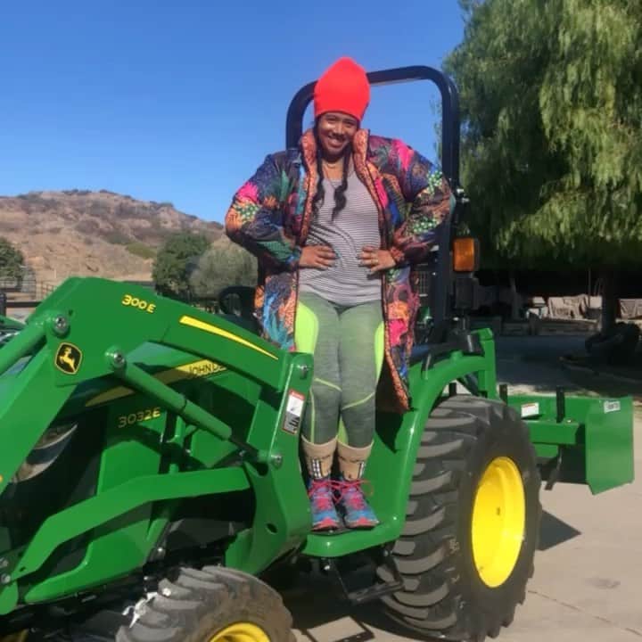 ケリスのインスタグラム：「Happy freedom Friday !!!! I got my first farm toy ! Its a tractor ! I never thought I'd say that lol but I'm so excited about all the projects we can do now ! Oh and don't forget GOLD MINE BOX FINISH ME OFF DROPS TODAY AT 3pm pst turn your notifications on !!!! #farmlife #bossy #bigthings #toys #girlsandmachines #cheflife」