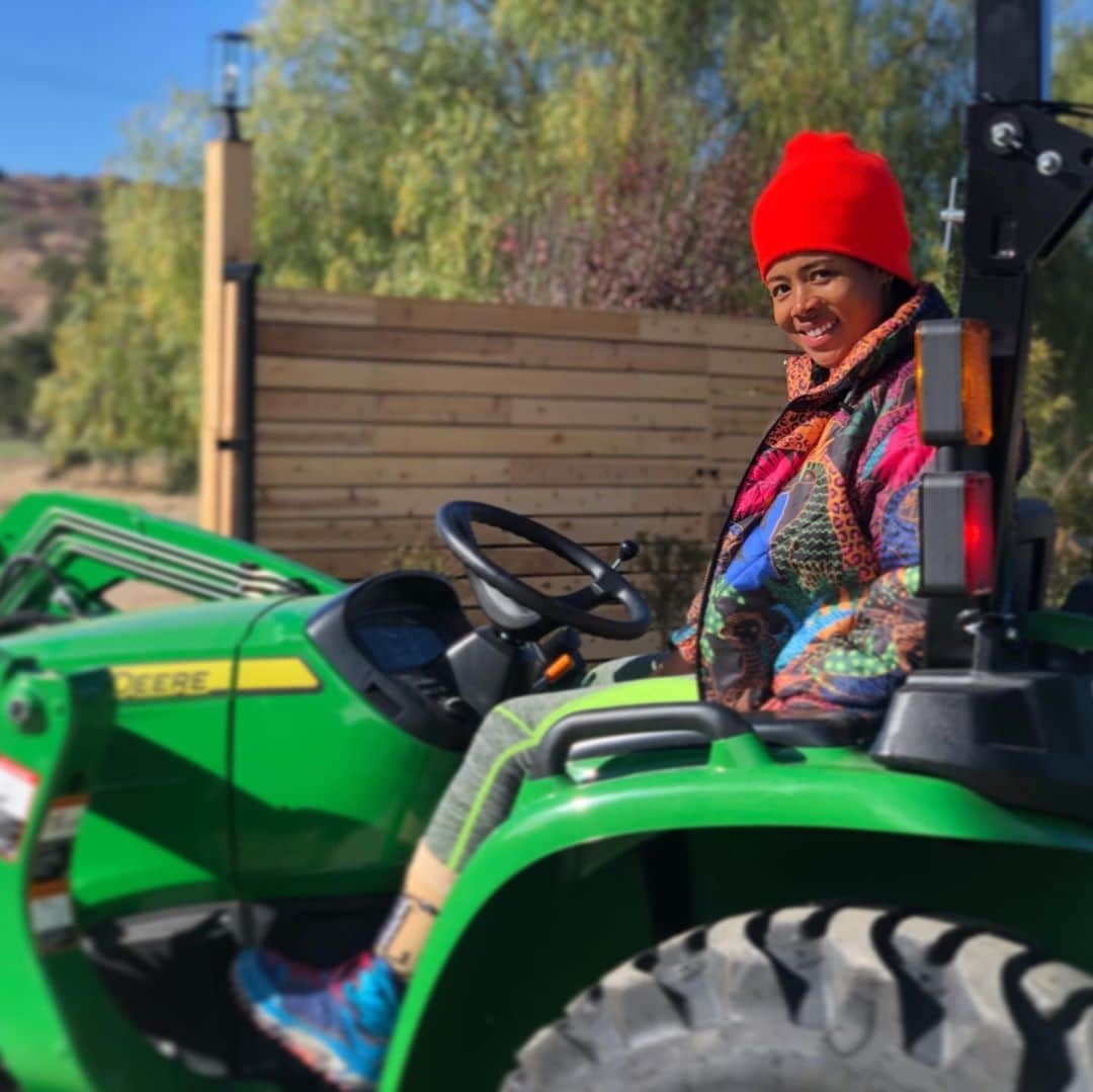 ケリスさんのインスタグラム写真 - (ケリスInstagram)「Happy freedom Friday !!!! I got my first farm toy ! Its a tractor ! I never thought I'd say that lol but I'm so excited about all the projects we can do now ! Oh and don't forget GOLD MINE BOX FINISH ME OFF DROPS TODAY AT 3pm pst turn your notifications on !!!! #farmlife #bossy #bigthings #toys #girlsandmachines #cheflife」12月19日 2時22分 - kelis