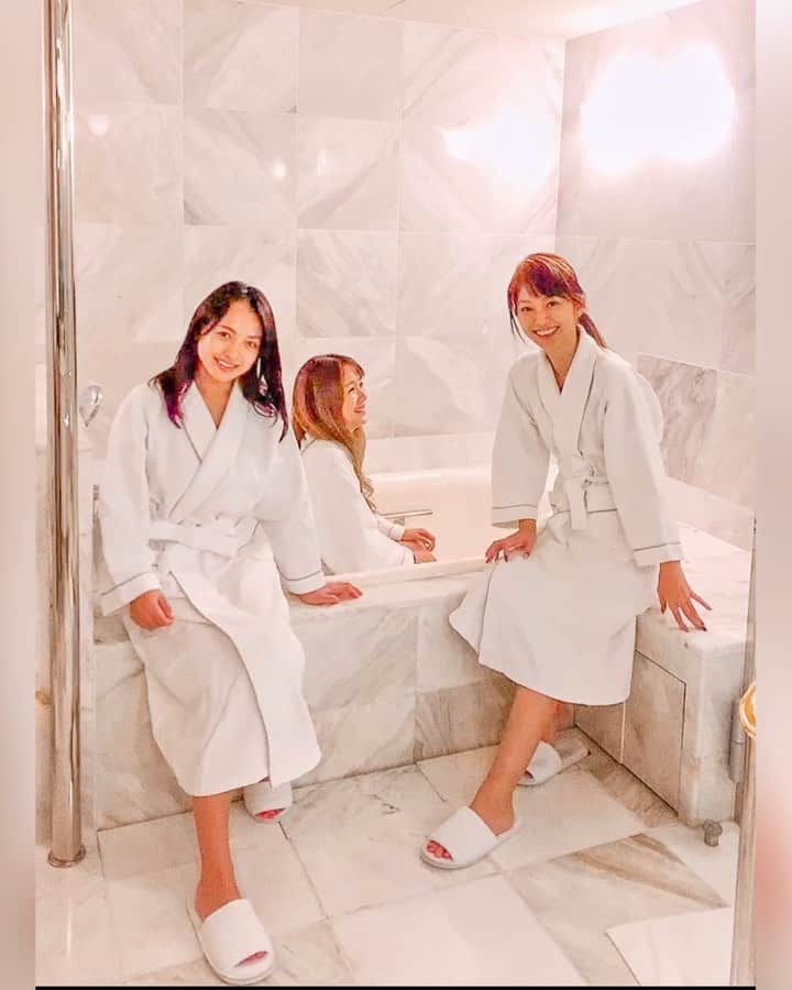 のインスタグラム：「𝚜𝚞𝚙𝙰𝚛𝚗𝚊で ▶︎▶︎▶︎ #目黒雅叙園 ♡ お部屋のバスルームが大充実😍✨ みんなで…ぎゅうぎゅう #サウナ www ✼••┈┈┈┈┈┈┈┈┈┈┈┈┈┈┈┈••✼ #japantrip #travel #旅行好きな人と繋がりたい #旅フォト #trip #bestphoto_japan #girls  #プチ旅行 #followme #tripstagram #instatravel #GOTOトラベル #instatrip #雅叙園 #東京 #目黒 #ホテル雅叙園東京 #tokyo #ホテル #hotel #極上の空間 #photo_shorttrip #大人旅の宿 #ラグジュアリーホテル #非日常 #japanesehotel #女子旅 ✼••┈┈┈┈┈┈┈┈┈┈┈┈┈┈┈┈••✼」