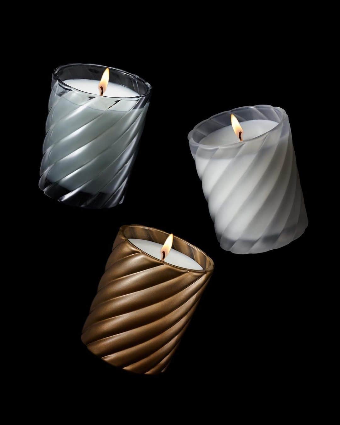 デビッドヤーマンのインスタグラム：「Celebrate the season of light with our signature candles. With timeless scents and glass Cable vessels, we hope they’ll add to your holiday festivities this special time of year. #TapToShop #DavidYurman」