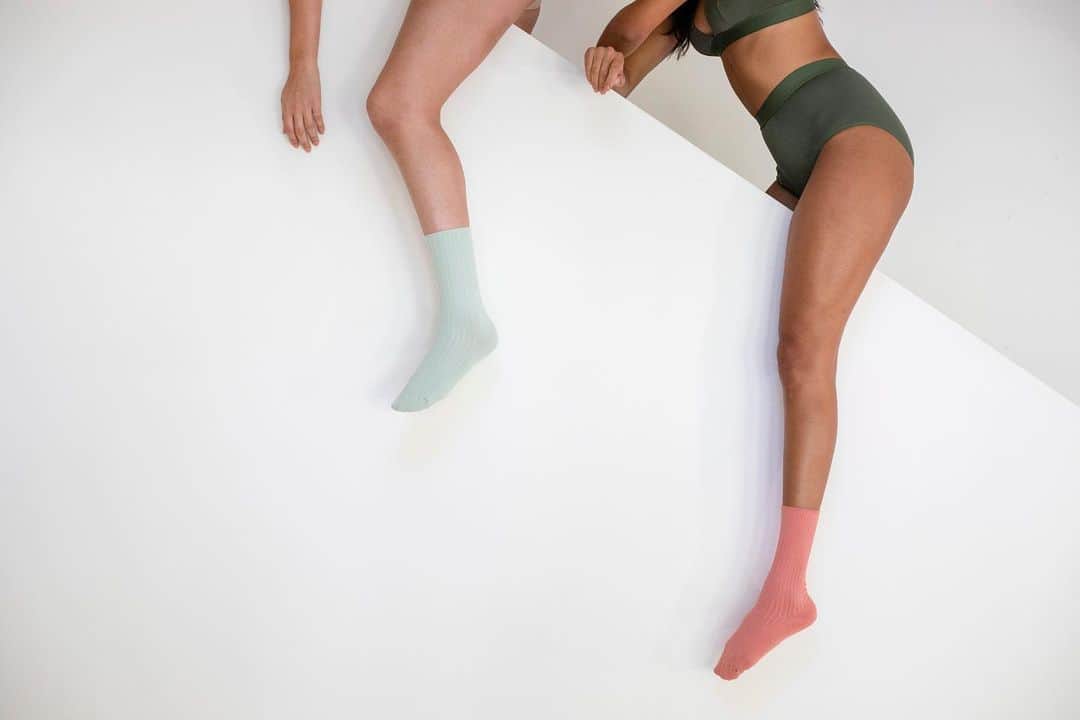 シモンカミールさんのインスタグラム写真 - (シモンカミールInstagram)「It’s time to treat your feet. Models wear Green Opal and Terracotta socks.」12月19日 2時26分 - kitundergarments