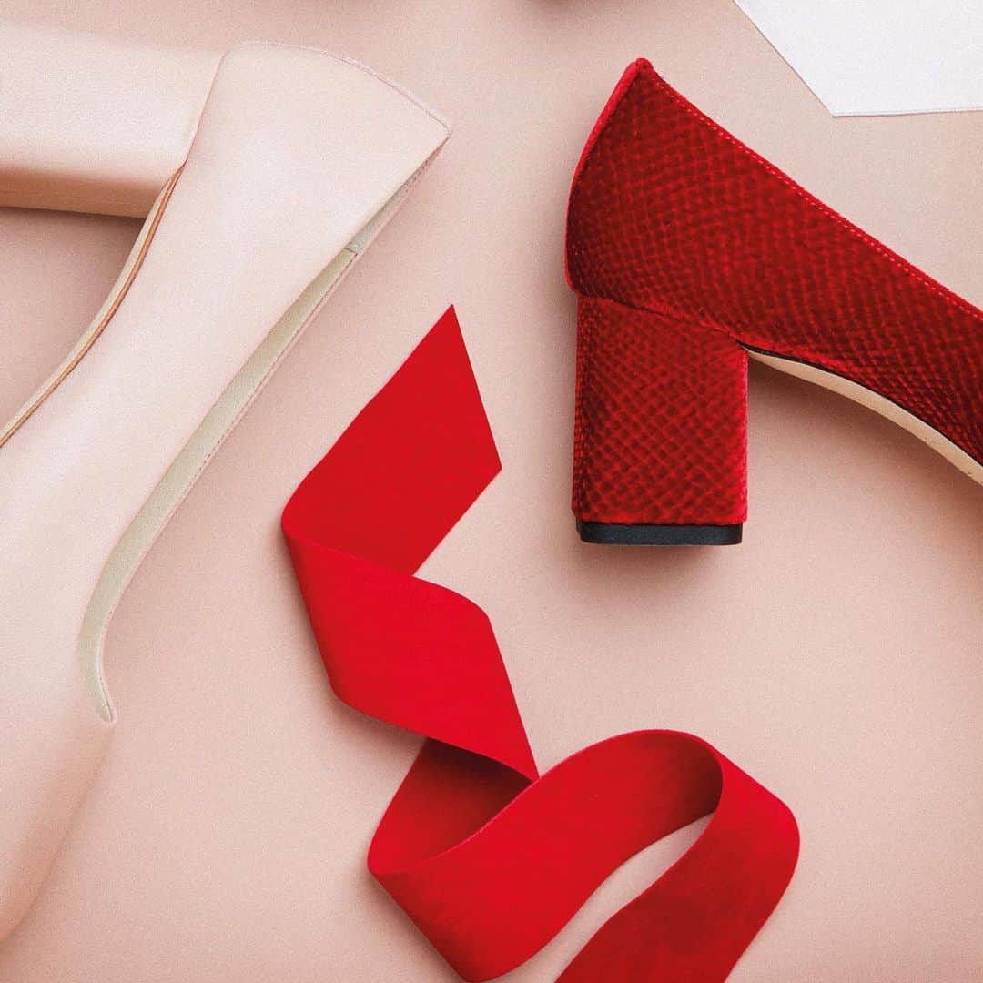 Repettoさんのインスタグラム写真 - (RepettoInstagram)「La puissance du rouge flamme, la douceur du velours : le tout, dans une chaussure idéale pour les fêtes.  The power of flammy red, the softness of velvet: both combined within a pair of shoes perfect for the Holiday season.    #2021enRepetto #NoëlenRepetto  #repetto #repettoshoes #escarpinsmarlow #BabiesPrielle  #carmin #velvet」12月19日 2時27分 - repettoparis