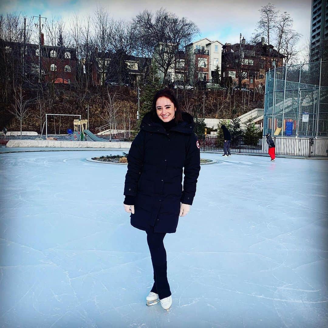 ケイトリン・オズモンドのインスタグラム：「In the past year I’ve moved out on my own and learned how to do a lot of things alone: make coffee, movie watch, explore my new city, and raise my fur babies.  • I’ve had a blast of a year, building on my own self. But I’m going to be completely honest, it is so much more fun building my life with someone else.  Even if they are only there to push my uncontrollable hair from my face. • @spark.dating.app allows me to meet new people and learn if they share similar hobbies. All my personal growth this year goes into what I’m looking for!  • #LOLyoustillswipe #feelthespark」
