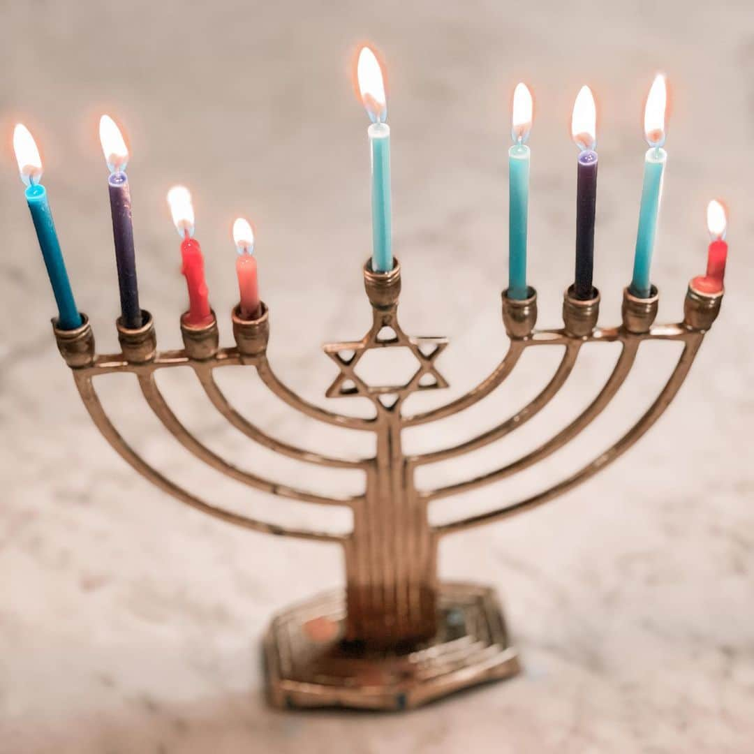 ブライス・ダラス・ハワードさんのインスタグラム写真 - (ブライス・ダラス・ハワードInstagram)「Our modern-day Hanukkah miracle was getting our small box of candles to last for all 8 nights 🌟 I hope those who celebrate had a wonderful holiday!」12月19日 2時30分 - brycedhoward