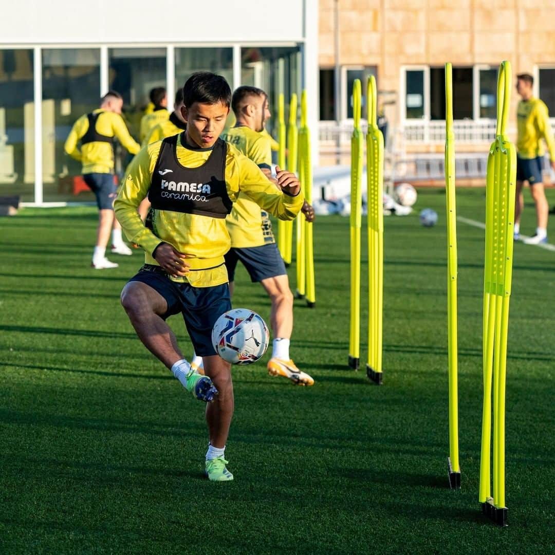 のインスタグラム：「📸 Esta tarde hemos realizado el último entrenamiento antes del #OsasunaVillarreal.   Endavant, equipooooo 💪👏! .  📸 This afternoon, it was our last training session before #OsasunaVillarreal.   Let’s go, team 💪👏!  #Villarreal #futbol #football #soccer #laliga」