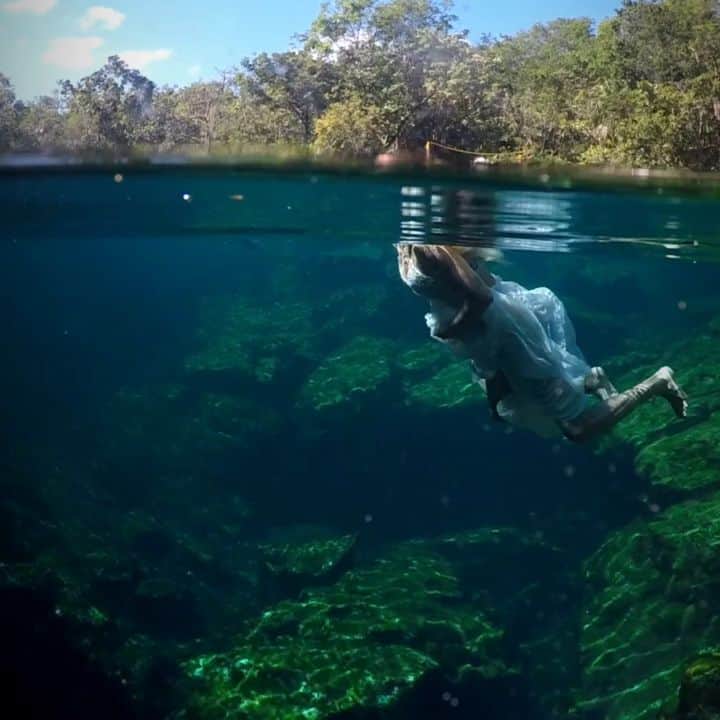 アリサ・ラモスのインスタグラム：「Behind the Scenes of our Underwater Dress Photo Shoot!  WARNING: DO NOT try this on your own or without trained professionals!! It can be very dangerous! I have been trained to specifically do this with a dress and also had a Certified Rescue Diver plus 3 other Dive Masters monitoring and helping with the shoot at all times! You can hire professionals for it but again DO NOT attempt it without them!  Anyway! Here's what it took to do this!  - 30 min drive at 8am to Cenote Eden - Got in with swimsuit first, then put the dress on in the water. Jumping in with it on can cause it to go up over your head, and you can drown! - Scoped the underwater area with mask on first to decide where and how to go under - First dive I went down, forward, than slowly floated back up, keeping the dress away from my head and avoiding kicking so it didn't tangle in my feet - Second dive (more like a dunk) found a shallow rock to just "sit down on" keeping skirt down, eyes open, and (attempting) a relaxed face   🎥Video shot by @clairesitchyfeet with a GoPro and Dome while @alexinwanderland shot stills with a Canon G7X also with Dome and waterproof housing  📱Edited by me: Photos with Lightroom then Snapseed for the HDR filter, then for the Reel I used the Quik app....yes, I edit most of my content on my phone!  🕥 This whole production took half day (getting there, shooting, getting back), then about 4 hours of editing and writing these looonngg captions so I really hope you LIKE it!!!  PLEASE tell me if you do!!! Thanks!  #cenoteeden #playadelcarmen #tulum #underwaterphotography #diving #girlsthatscuba #mexicancaribbean」
