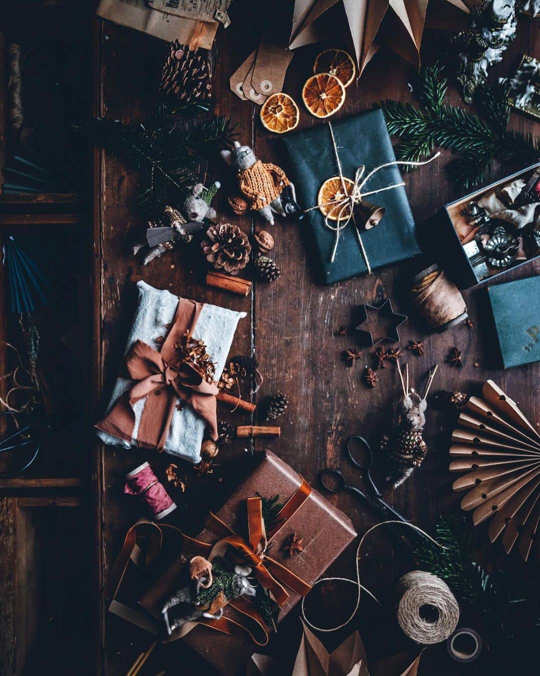 Linda Lomelinoのインスタグラム：「Working on a new video and blogpost with some gift wrapping ideas 🎁 The post will be up tomorrow! Swipe for a preview of the video 👀 Had so much fun making this! 🖤」