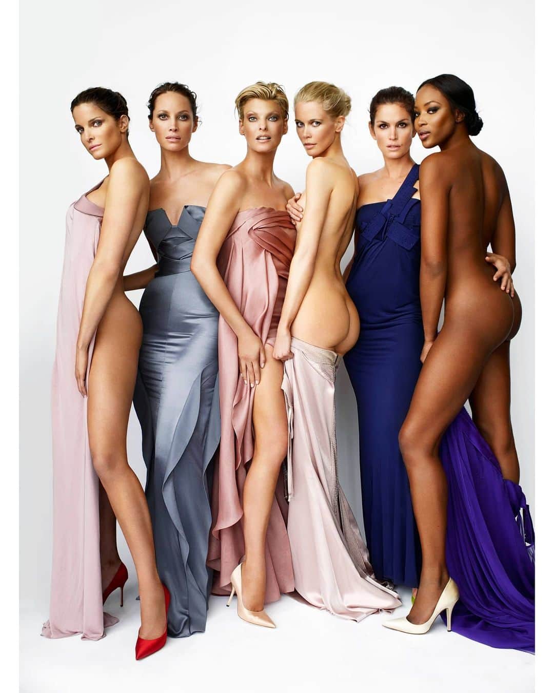 マリオ・テスティーノのインスタグラム：「TESTINO ARCHIVE These are the girls that changed fashion in the 90s. Before them, the models in the catwalk were not the ones being photographed in the magazines. Gianni Versace wanted the girls in his campaigns to be showing his designs on the runway, so he led the way along other designers and the supermodels era began. You were not a fashion photographer until you had worked with them. They are all incredibly talented, an amazing group of people. They all have a way with clothes and style, and can convey whatever is asked of them. Long live the supermodels! _ Ellas son las chicas que cambiaron la moda en los 90. Antes de ellas, las modelos en la pasarela no eran las mismas que eran fotografiadas para las revistas. Gianni Versace quería que las chicas de sus campañas desfilaran su ropa, y abrió el camino a que otros diseñadores hicieran lo mismo. Así comenzó la era de las supermodelos. No eras fotógrafo de moda hasta que no hubieses trabajado con ellas. Todas son increíblemente talentosas. Todas tienen un estilo fantástico, y pueden transmitir cualquier cosa que se les pida. ¡Vivan las supermodelos!  #TestinoArchive #TheSupermodels #MichaelRoberts」