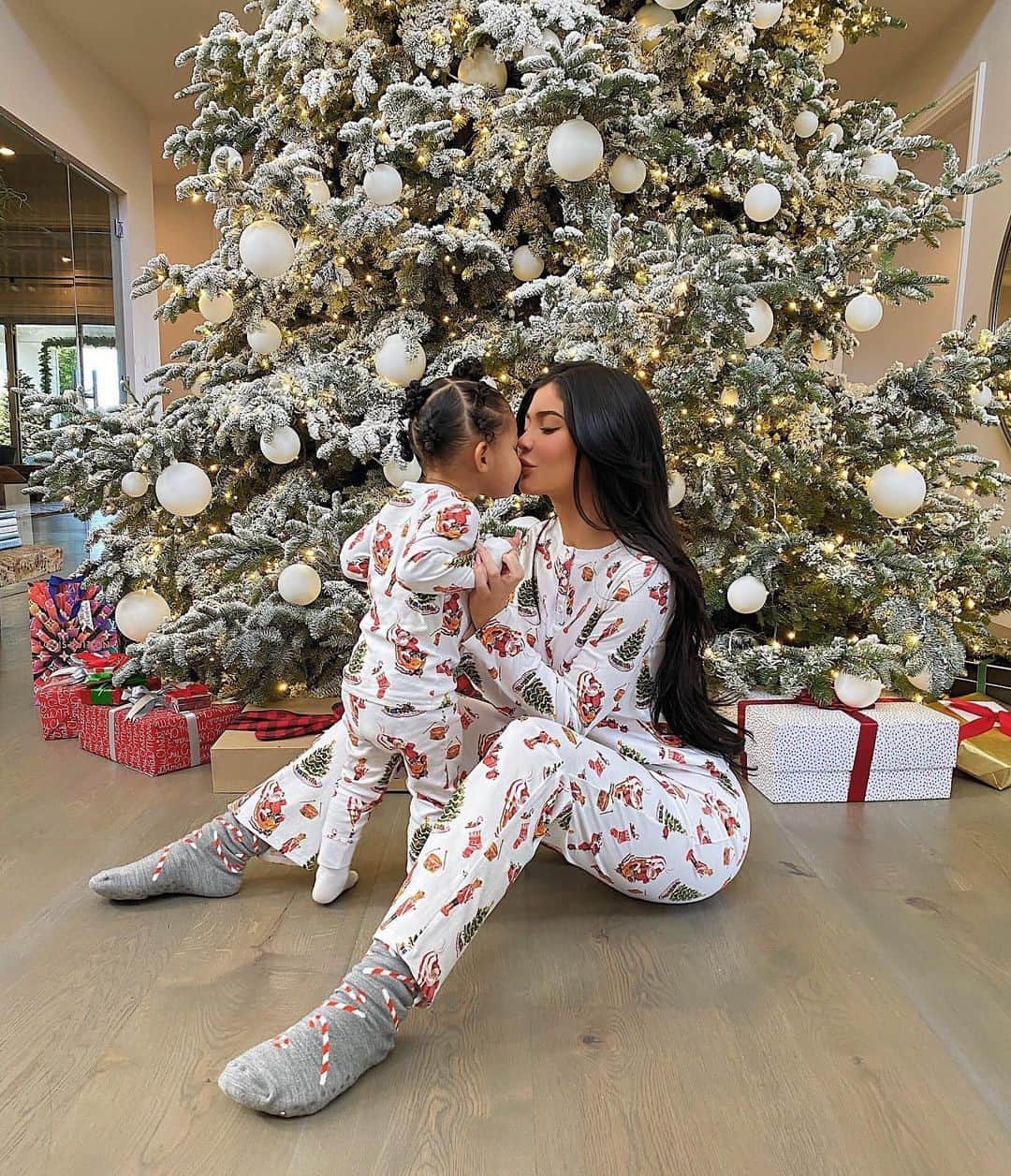 E! Onlineさんのインスタグラム写真 - (E! OnlineInstagram)「It’s beginning to look a lot like Christmas, and our gift to you this holiday season is all of the celebrity news you could ever want, conveniently in one spot. (Okay, we have that all year long). Jingle all the way to the link in our bio, to download the E! News app. (📷: Instagram)」12月19日 2時45分 - enews