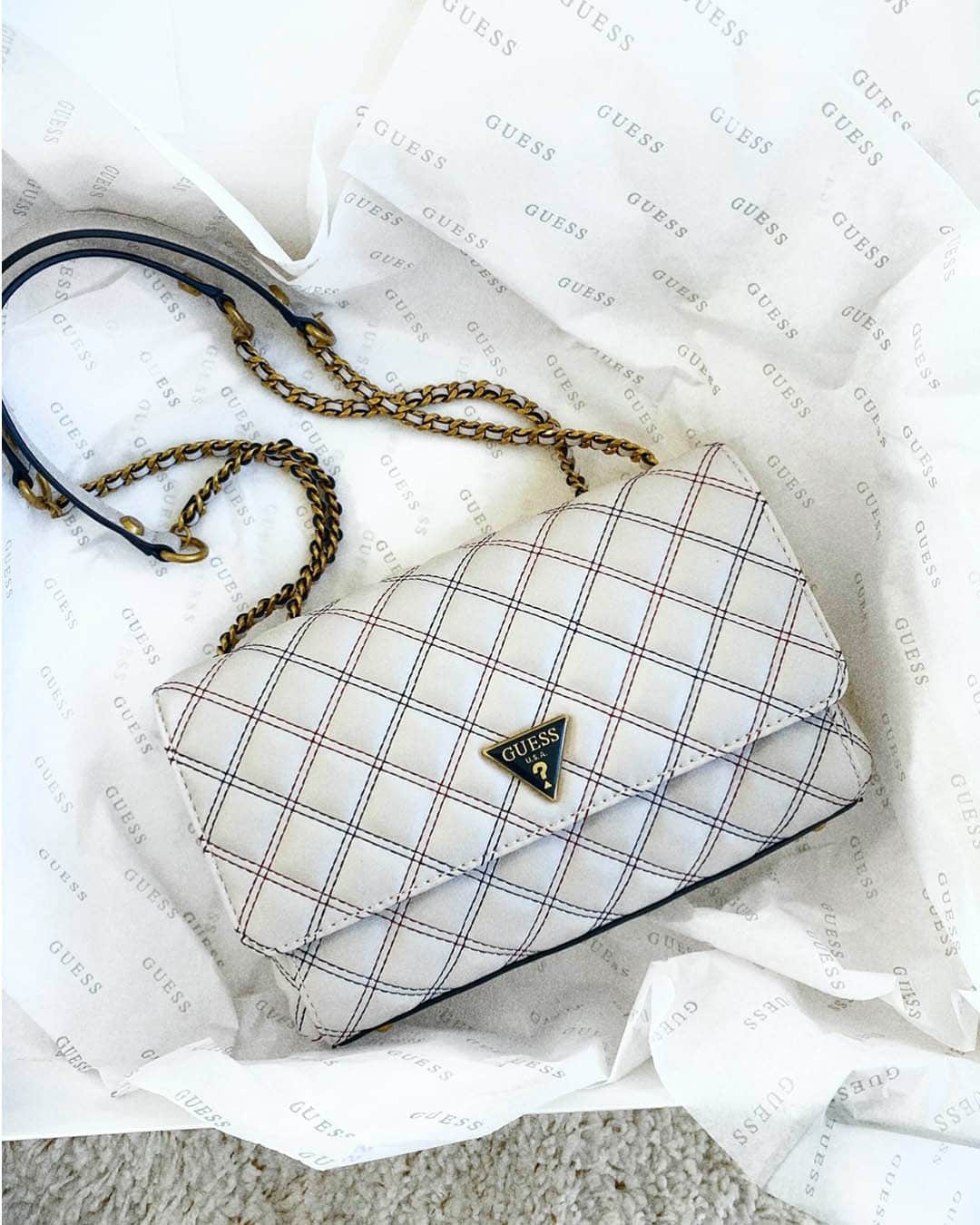 ゲスのインスタグラム：「what she really wants under the tree 🤍 #GUESSHandbags #GiftMeGUESS」