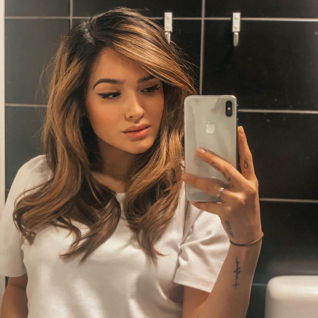チャチー・ゴンザレスのインスタグラム：「Thinking about finally committing to the dark side....💇🏻‍♀️🤷🏻‍♀️」