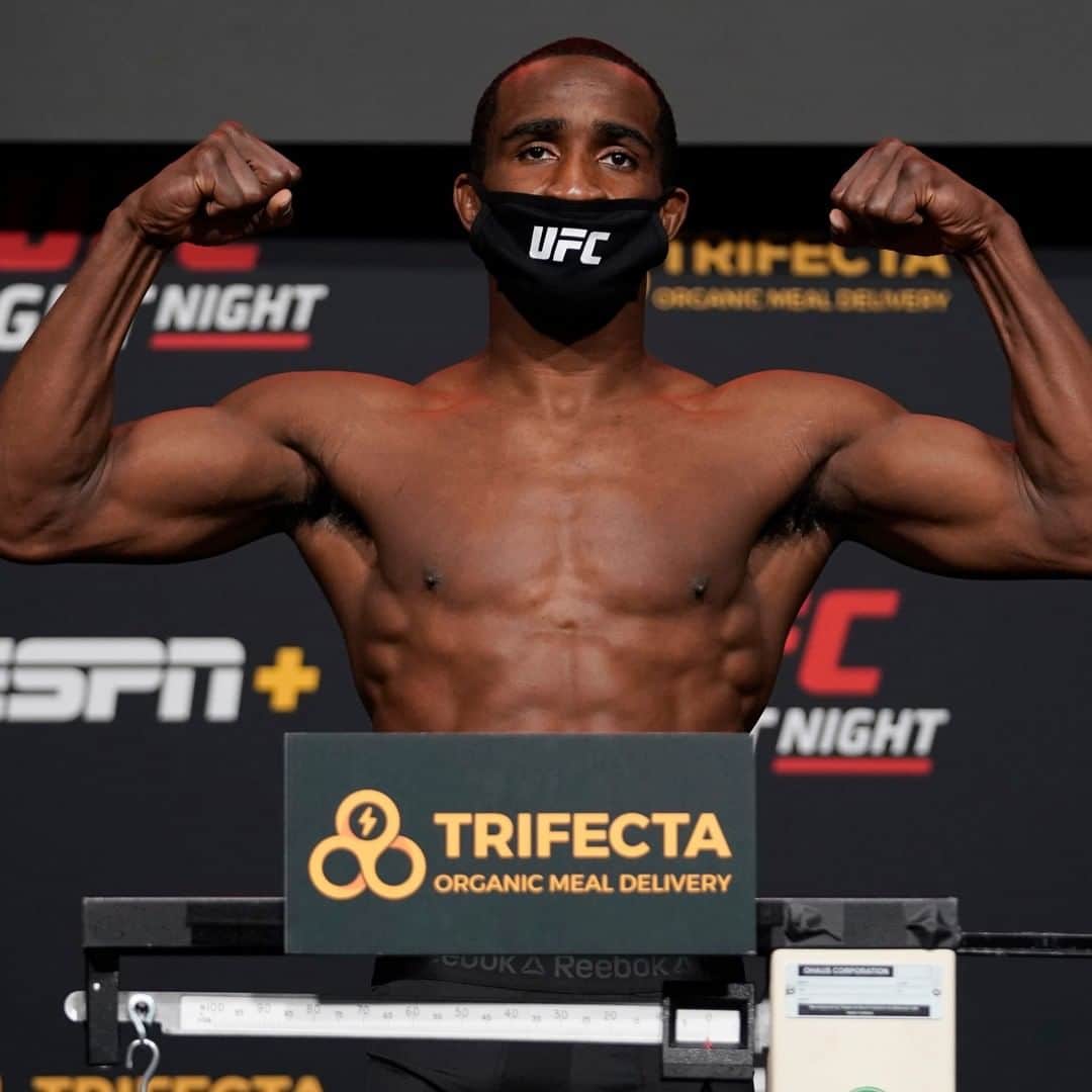 UFCさんのインスタグラム写真 - (UFCInstagram)「Locked in. 🔒 Our main and co-main are official for tomorrow night!  [⚖️ #UFCVegas17 Weigh-Ins B2YB @Trifecta]」12月19日 2時49分 - ufc