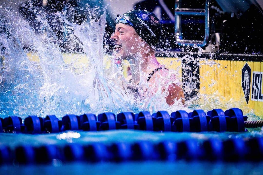 キーラ・トゥサントのインスタグラム：「🚨 WR TIE 50 BACK 🚨  50 back: 25.60 2nd 50 back: 25.62 50 fly: 25.56 3rd 50 back: 25.64 4x50 mixed medley relay: NR with @arnokamminga @t.deboer @valerievanroon #teamNL #arenawaterinstinct #elkedagbeter」