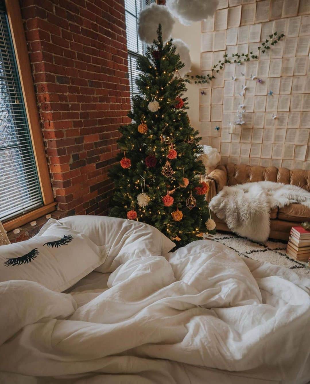 Crazy Roomsのインスタグラム：「Who else has a tree this year?! ✨😍 ft @cfunk44」