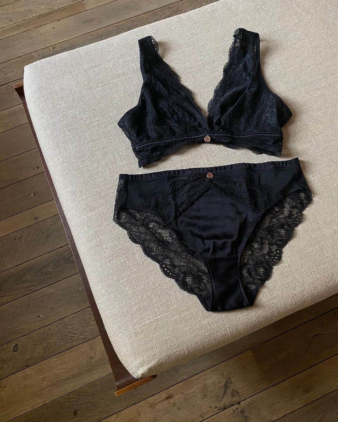 ロージー・ハンティントン＝ホワイトリーさんのインスタグラム写真 - (ロージー・ハンティントン＝ホワイトリーInstagram)「The classic black lingerie set that will make you feel extra glam this Christmas 🖤 I love the detailing on this bralette from my @marksandspencer collection #ad」12月19日 2時53分 - rosiehw