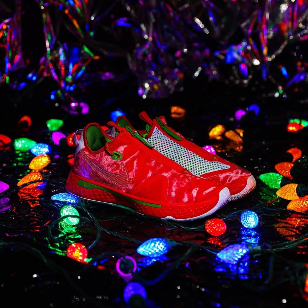 Foot Lockerさんのインスタグラム写真 - (Foot LockerInstagram)「The gift of ballin 🎁 🏀  #Nike PG 4 'Christmas' drops on December 19th in men's sizes」12月19日 3時00分 - footlocker