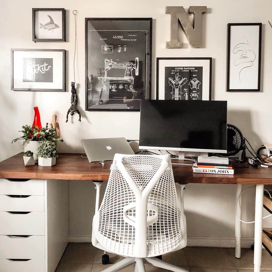 Herman Miller （ハーマンミラー）さんのインスタグラム写真 - (Herman Miller （ハーマンミラー）Instagram)「Every nook and cranny can be a home office—you just need some inspiration. We’re getting some ideas from this artful configuration that separates work from the living space sans cubicle walls. #hmathome   📷: @jayemzz」12月19日 3時00分 - hermanmiller