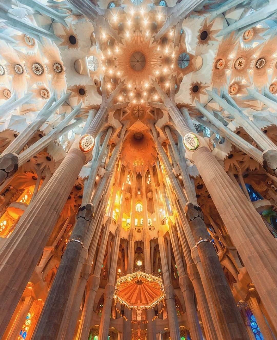 Earth Picsさんのインスタグラム写真 - (Earth PicsInstagram)「Inside La Sagrada Familia 🇪🇸 Have you had the opportunity to visit this beautiful church? By @ylli」12月19日 3時00分 - earthpix