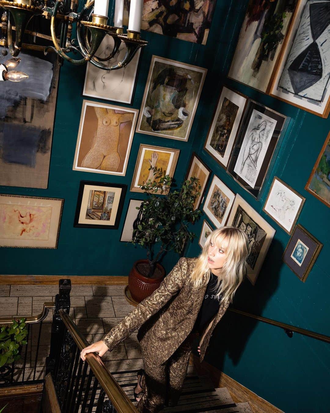 ニコールミラーのインスタグラム：「Every woman needs a fabulous blazer in their wardrobe 🙌🏻 As part of our #31DaysofGiving initiative, we will donate a garment to @dressforsuccess for every purchase on our website in December! #NMGivesBack 🎁 Check out this link for more info and to donate: https://www.nicolemiller.com/pages/nicole-miller-x-dress-for-success」