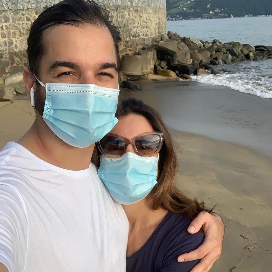 ファチマ・ベルナルデスのインスタグラム：「Já estou liberada pra dar pequemos passeios pelo condomínio, sem fazer esforço. Exercício, banho de mar e de piscina ainda estão na lista dos proibidos.  Mas não resisti em botar o pé na areia por uns minutinhos e - com a praia completamente deserta -  tirar uma foto sem máscara. E aí voltei feliz pra casa. Pra descansar e continuar minha recuperação. Obrigada pelas muitas msgs. Elas fazem diferença no meu dia. Bom fim de semana a todos. #cadaminutoimporta」