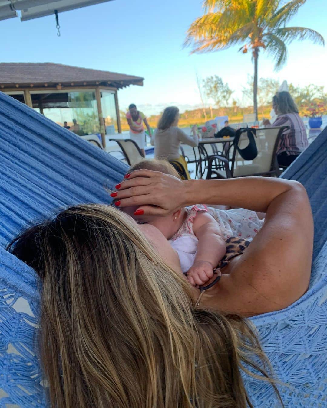 Claudia Leitteのインスタグラム：「Foto de verão pra te lembrar de escutar #Desembaça em espanhol, no meu novo ep #SolASol, disponível em todas as plataformas digitais! ☀️」