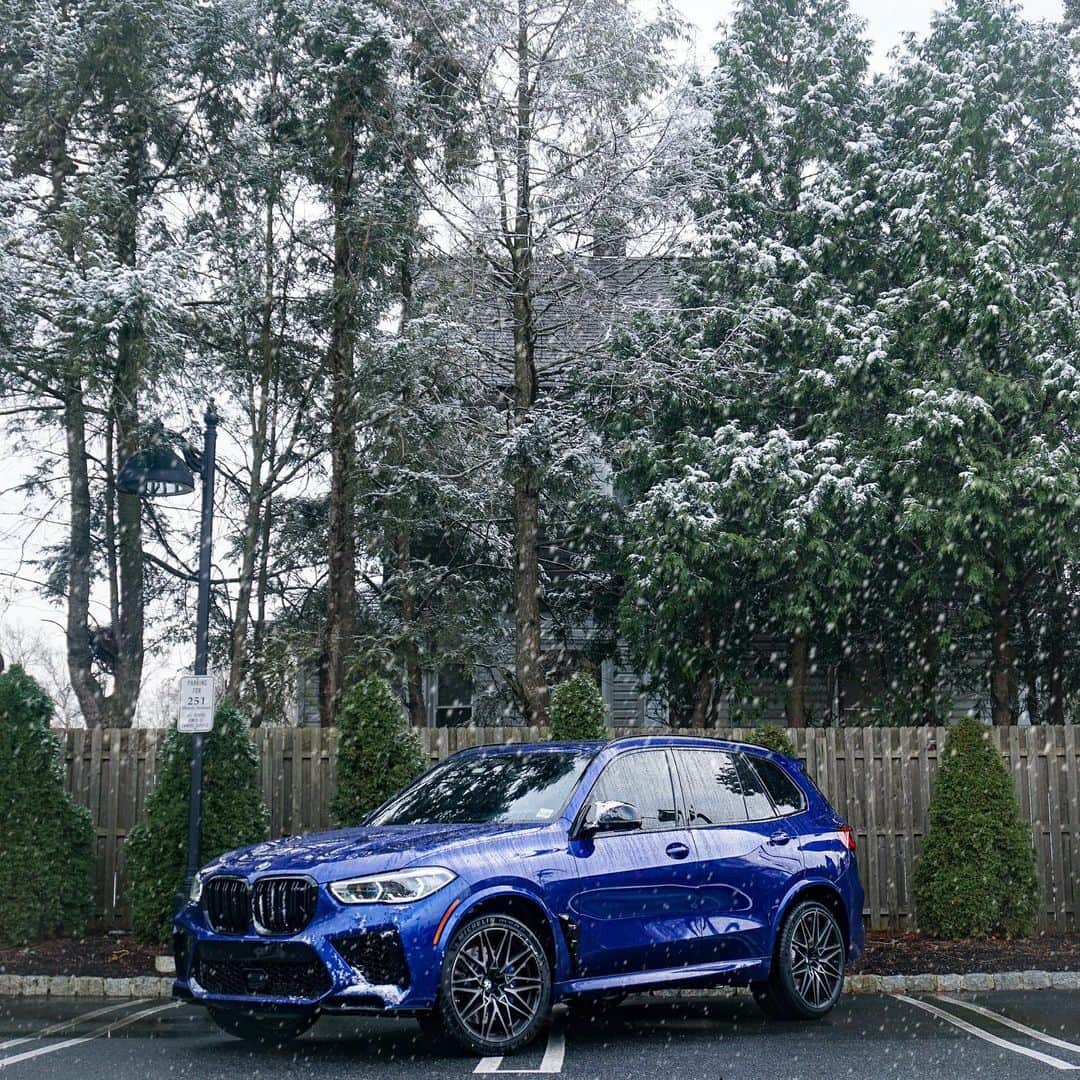 CarsWithoutLimitsさんのインスタグラム写真 - (CarsWithoutLimitsInstagram)「Do you want to build a snowman? ☃   Get great lease deals on all makes and models, including this 2021 BMW X5M Competition, during the @capitalmotorcars Holiday Lease Sales Event! Mention CarsWithoutLimits when you message them to receive a free set of all-weather mats for your new lease.」12月19日 3時07分 - carswithoutlimits