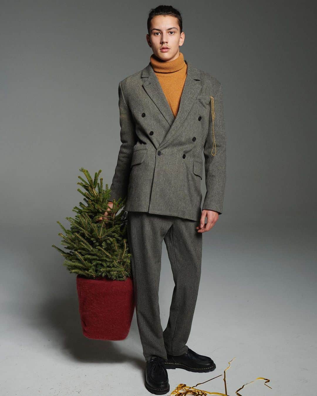 アメリカンビンテージのインスタグラム：「La liste de Noël #18 🎁  Découvrez notre vestiaire de fêtes pour une sélection de blazers oversize.  #AMVfestiveseason #americanvintage #festiveseason.  Xmas wishlist #18🎁  Discover our partywear edit for a selection of stand-in oversize blazers.  #AMVfestiveseason #americanvintage #festiveseason.」