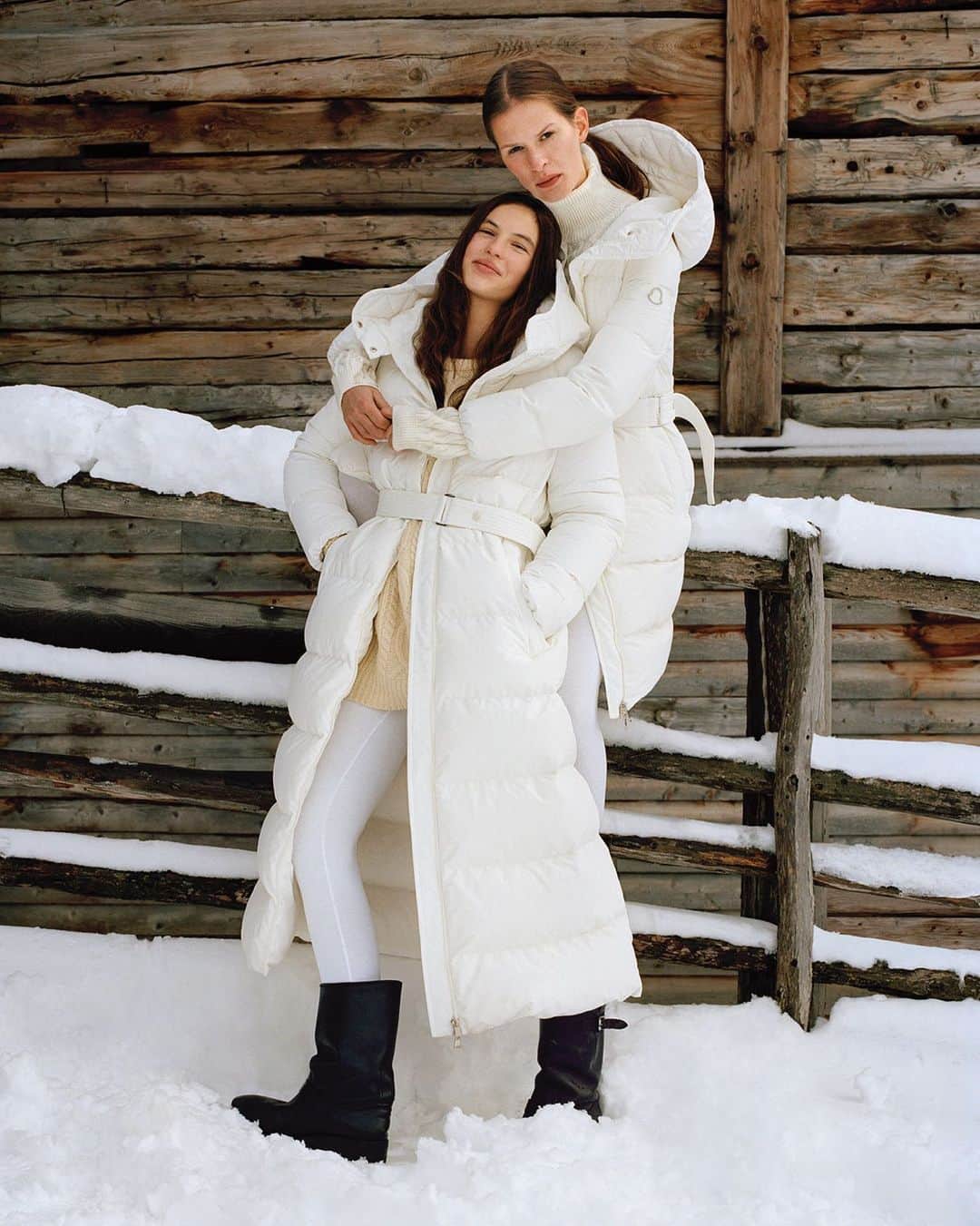 モンクレールさんのインスタグラム写真 - (モンクレールInstagram)「Snow angels.  The only thing that beats the ultra-warm embrace of the long and full Goelo coat is a hug from a real person.  Photography @brett_lloyd  Styling @RobertRabensteiner #MonclerVoices」12月19日 3時09分 - moncler