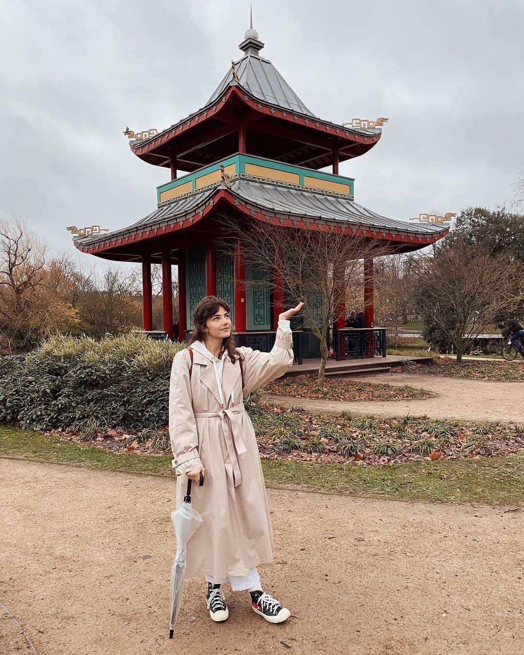Amelia Zadroのインスタグラム：「and another 90% second-hand outfit to top it off 🎉🍃💪🏻 Trench found on @depop  Shoes from @vestiaireco  Jeans, earrings, bag from vintage markets 💫」