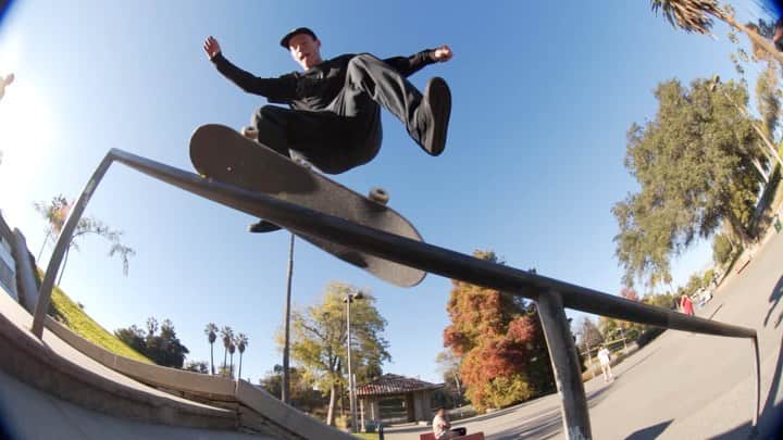 ジェイク・イラーディのインスタグラム：「Bigflip fs blunt from my Thrasher part! 🎥 @bobbybils」