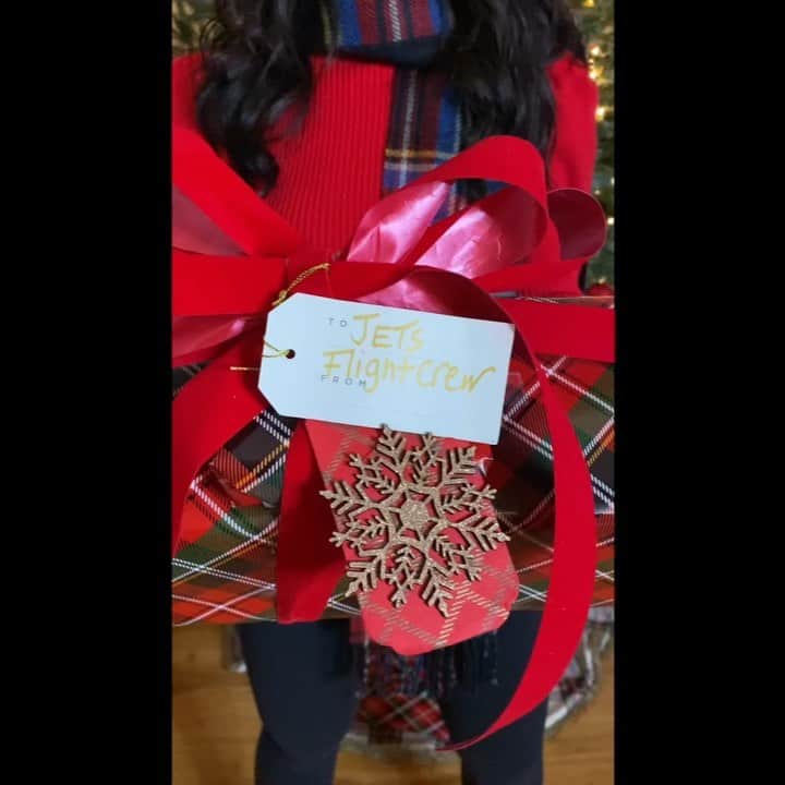 Jets Flight Crewのインスタグラム：「Passing some joy your way from the Flight Crew! ✨」