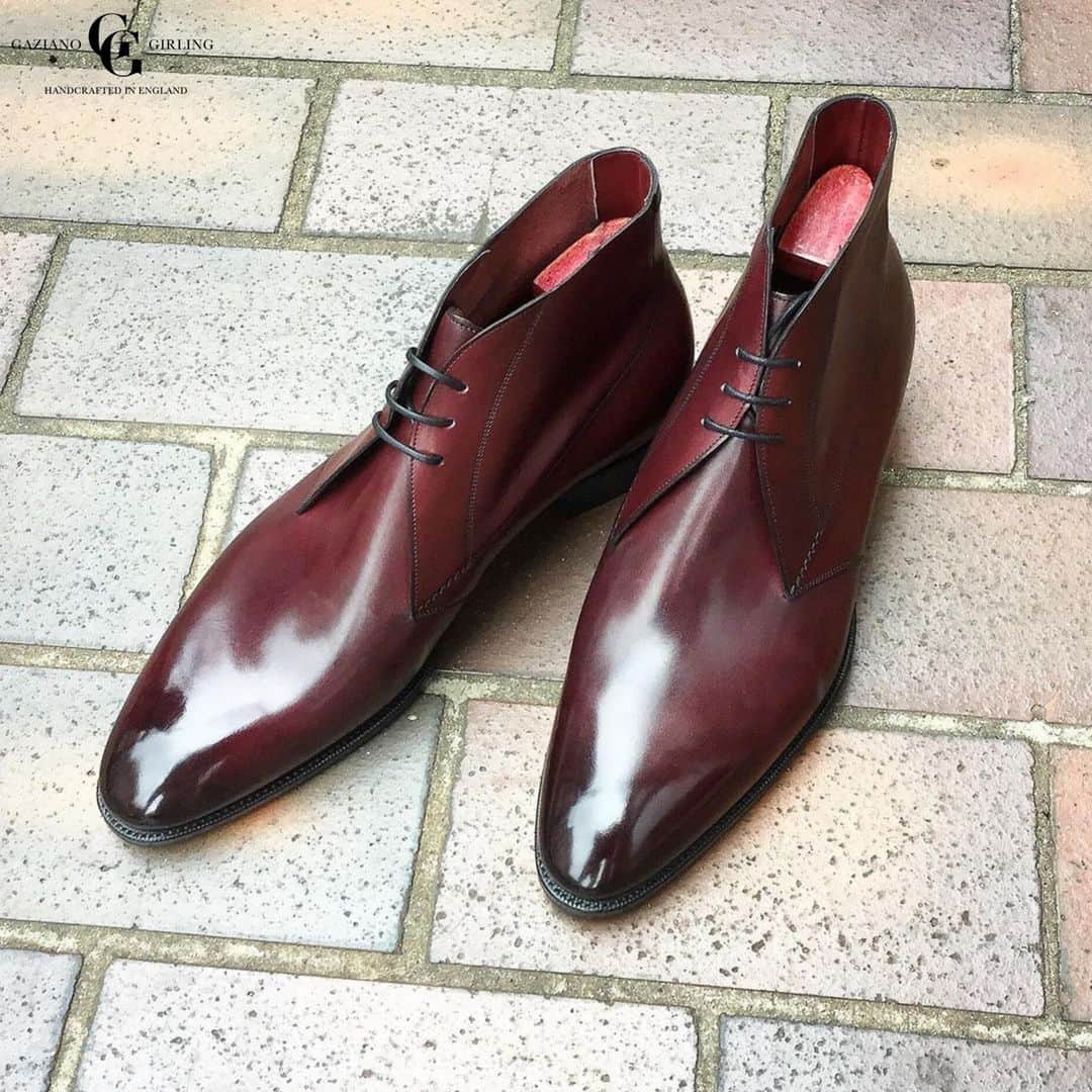 ガジアーノ&ガーリングのインスタグラム：「The Arran Chukka Boot in our Vintage Rioja Calf in the DG70 last.... ready for the weekend! . . . . . . .  #ggarran #goodyearwelted #mensfashion #mensboots #style #gazianogirling #chukkaboots #friday #dapper #shoesaddict」