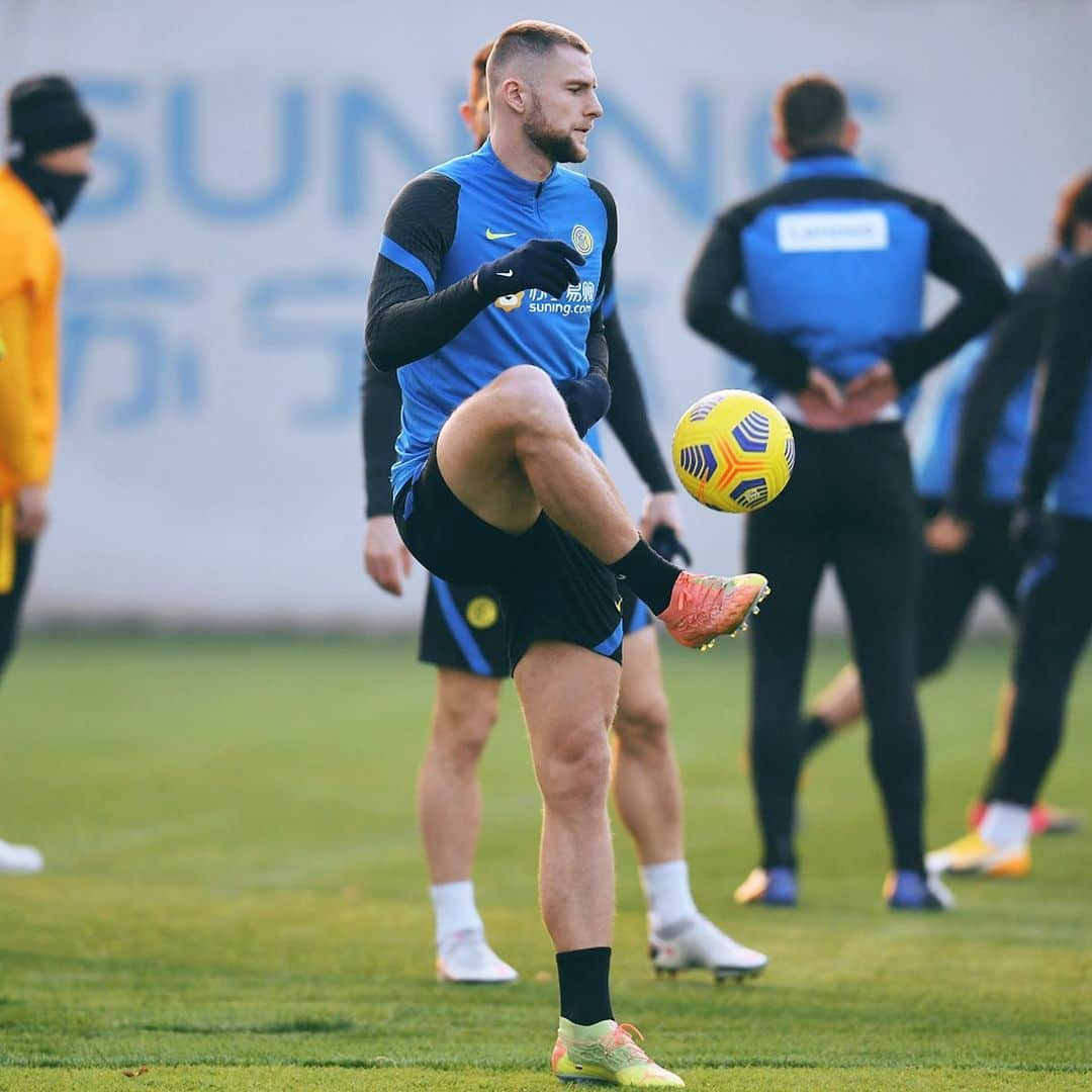 インテルナツィオナーレ・ミラノさんのインスタグラム写真 - (インテルナツィオナーレ・ミラノInstagram)「NERAZZURRI AT WORK 🙌🔥⚽️ Powered by @lenovo @lenovoitalia #Inter #ForzaInter #InterXLenovo #Football #Training」12月19日 3時29分 - inter