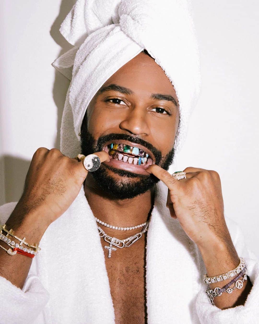 ビッグ・ショーンのインスタグラム：「We’re all on earth for a limited time, take care of yourself 🤟🏾🌍💎🌹 ✨  @cultured_mag cover story! Incredible interview n more pics at @cultured_mag ✨  (Swipe for Covers) shot by @ravieb @ da crib 🤞🏾」