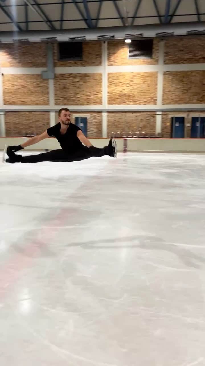jotipolizoakisのインスタグラム：「friday dance olé olée 🕺🏽⛸」