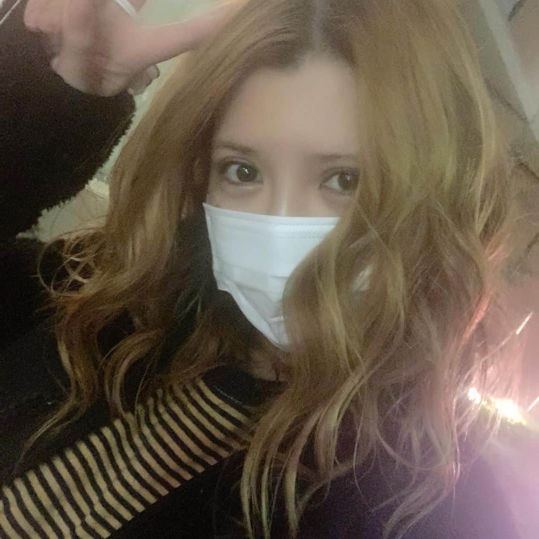 坂口杏里のインスタグラム：「お客様からの差し入れ❤️  BARカシェット 今日（土） 朝5:00〜18:00 １３時間営業いっちゃうよぉおお🦄💕 体力勝負だ！  普段夜来れない方々 是非ー！！ とことんいくよー😂  09054307175  ↑何かあればこちらまで！ BAR CACHETTE (カシェット) 東京都新宿区歌舞伎町2-11-7 メトロビル4階  お待ちしてますん💕 男性１時間3000円 女性１時間1500円 （飲み放題）  ライン交換写メ撮ろ☺️」