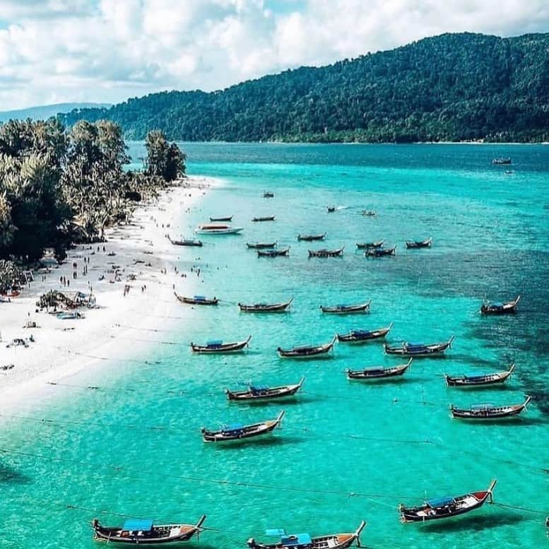 ミッシェルジョナスのインスタグラム：「Never stop dreaming. ❤️ #Thailand  www.mijobymichellejonas.com #michellejonasdesigns #michellejonastravelwear  • • •  #SupportSmallBusiness #Colors #BeachLiving #MadeInLA #poolside #resortwear #evolving #perspective #loveyourlife #summertimeclothes #beautyisintheeyeofthebeholder  #nobettertimethannow #popofcolor #instafashionistas #vacationwear #travelwear  #loveyourlook #fallinlovewiththeprocess #love #yourelovely #friends #besafeeveryone #tiedyedinLA #HandDyed #Inspiration」
